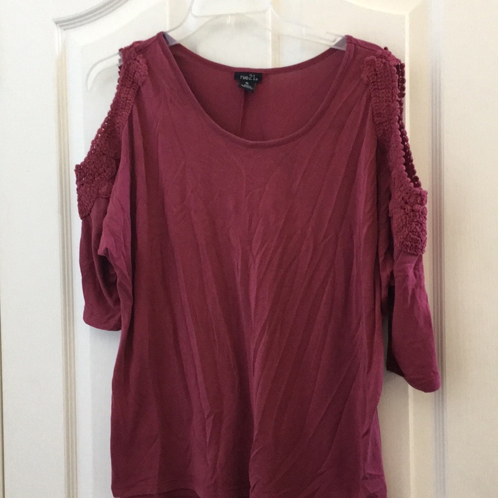 FINAL MARKDOWN LADIES’ Rue 21 Cold Shoulder Top (XL)